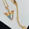 Con scatola grande lettera l collane a sospensione di moda Colori arcobaleno Colori designer in oro 18k collane per donne per uomini regalo di gioielli