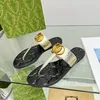 Terlik Kadın Ayakkabısı Plaj Terliği Tasarımcı Ayakkabı Sandalet Bayan Loafer'lar Parmak Arası Terlik Yaz Kauçuk Alt Harf Düz Topuk Metal Düğme Tembel