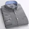 Koszulki męskie Modna moda z długim rękawem solidna koszulka Oxford Pojedyncza kieszonka Plaste Prosta konstrukcja standardowa kołnierz guzika 230111