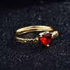 Anéis de casamento Simple Retro Gold Bated Heart for Women Shine Red Stone Inclinação