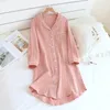 Kvinnors sömnkläder Kvinnor Nightdress Crepe Cotton Korea Vertikala ränder Enkla långärmade nattklänningar Double-Layered Gaze Shirtdress