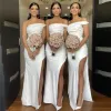 Enkel designad vit mantel brudtärna klänningar sexiga sjöjungfru en axel veck ruffles lång hembiträde klänningar delad bröllopsfest klänning