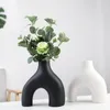 Dekorative Blumen, speziell geformte Kunstvase, Dekoration, kreative Keramik, Wohnzimmer, Blumenarrangement, Zuhause, Veranda, Modell weich