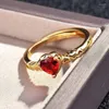 Anéis de casamento Simple Retro Gold Bated Heart for Women Shine Red Stone Inclinação