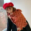 Szaliki 2023 Koreańskie świąteczne szalik w kratę kobiety zima ciepłe dzikie japońskie szal mody podwójne imitacja kaszmirowa hurtowa