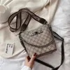 Sacs de créateurs 55% de réduction sur la vente de sacs à main à la mode en cuir super feu portable seau large sangle unique messager rouge femmes ins