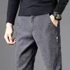 Pantalones para hombres Otoño 2023 Pantalones de chándal suaves elásticos rectos ajustados Edición coreana informal para hombres Pantalones negros sueltos cepillados para jóvenes