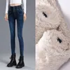 Женские утепленные зимние джинсы из овечьей шерсти, тонкие, теплые, оверсайз, 34, узкие джинсовые брюки-карандаш на флисовой подкладке, эластичные брюки с высокой талией 230111
