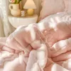 寝具セット冬の暖かいベルベットフリースセットローズキルティング刺繍布団カバーホワイトレースエッジベッドスカート厚いベッドスプレッドピローケース