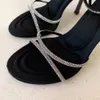 2023 Neu105cmKnöchelriemenKristallsandalen Sommer Damenschuhe Sandale Schwarz Rosa Satin Luxus Designer Fußring Hochhackiges schmales Band Fabrikschuhe