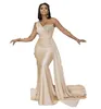 2023 샴페인 신부 들러리 드레스 1 개의 어깨 인어 소매 레벨리스 크리스탈 레이스 아플리크 실크 새틴 긴 결혼식 손님 가운 플러스 사이즈