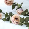 Kwiaty dekoracyjne 4PCS 2M Symulacja róża winorośl Fake Dekoracja kwiatów dom wewnętrzny rurka sufitowa Plant Wedding Strip Wewnień rattanu Rattan