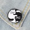 ピンブローチ面白いかわいい黒い白い子猫ヒンラウンド漫画抱きしめ猫エナメルピンアロイブローチガールズデニムシャツバッジJE DHSPM