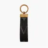 Keychain Designer Fashion Lovers Car Key Buckle Luxury Carabiner Keychain L￤der handgjorda karabiner Keychains f￶r kvinnor och m￤n V￤skor Pendant Keyrings Letters