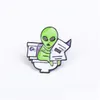 Pins Broches Cartoon Grappige Alien Broche Voor Leuke Meisjes Emaille Pin Et Krant Lezen In Toilet Metalen Badges Sieraden kleine Vrouwen Dhauh