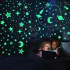 Adesivi murali Adesivo luminoso con punti stelle 3D per la camera dei bambini Camera da letto Decorazione domestica Glow In The Dark Moon Decal fluorescente