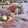 Beddengoed sets driedimensionale sneeuwvlok aardbei poeder dubbelzijdig fluwelen melkbed vierdelige slaapkamer quilt cover laken