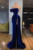 Royal Blue One Shoulder Velvet Långa aftonklänningar med pärlklippning Ruched Backless Golvlängd Balklänningar med hög split BC11436