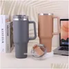 Tumblers 40oz rostfritt st￥l tumlare med f￤rgat handtag stor kapacitet ￶lmugg insatt vatten flaska utomhus kamer koppar lock FY5528 DRO DHVPD