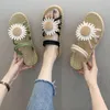 Hausschuhe 2023 Sommerstil Sandalen Frauen externe Tragen Little Daisy Flower Low (1 cm-3cm) Zwei nicht rutschloser lässiges Hochqualitätsrutschen