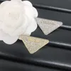 Spilla di diamanti di lusso Festa di nozze Aoriess Donna Uomo Spille di design Marca Lettera Triangolo Gioielli Pin Gift3095240