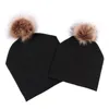 Bérets 2 pièces maman et bébé correspondant chapeau enfants hiver chaud fourrure de raton laveur Bobble Beanie coton tricoté enfants maman chapeaux casquettes