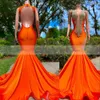 2023 Vestidos de baile árabe Cristais de miçangas Romestone laranja de pescoço de pescoço de pescoço Mermaid vestidos de festa abertos sem mangas