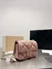 Sac à dos en cuir pour femme, sac multifonction brodé Lingge avec chaîne de mode pratique et valeur faciale élevée.