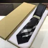 Med Box Men Slips Design Mens Ties Fashion Neck Tie Stripes Mönster Broderi Luxurys Designers Business Cravate Neckwear