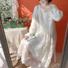Casual klänningar Hösten 2023 japansk söt rund hals långärmad lös broderad spets botten kvinnoklänning