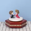 Figurines décoratives boîte à musique moderne tournant Couple Figurine amour Maunal contrôle ornement mécanisme résine petit pour cadeau de la saint-valentin