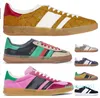 2023 Klänningskor Gazelle Sneaker för män Kvinnor Tennis Casual Trainers Flat Platform Läder Suede Velvet Metallic Sliver Pink Green Fashion 2023