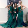 2023 Vestidos de dama de honor de color verde oscuro Correas espaguetis de satén Sirena Abertura lateral Longitud del piso Sin mangas fruncidas Por encargo Tallas grandes Vestidos de dama de honor
