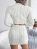 Dwuczęściowa sukienka Yemoggy moda Twist Knity Sweter spódnica 2 dla kobiet garnitur solidny krótki wierzch elastyczne talia mini zestawy 230113