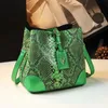 Sac seau serpentin en cuir européen et américain senior nouvelle niche de luxe épissage main le sac à bandoulière connaissement