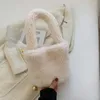 イブニングバッグ2023ファッション女性ミニカジュアルフェイクファーラムスウールショルダーバッグプラッシュトート冬のふわふわハンドバッグショートハンドル財布