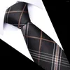 Pajaritas Venta al por mayor Estilo Corbata de seda Accesorios para trajes de boda Hombres Brown Plaid Fit Corbata Cravat