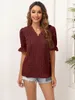 女性用Tシャツシックでエレガントな女性のTシャツ2023女性用の夏のファッションレースソリッドカラーVネックホローセクシーラグジュアリートップ