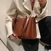 Bolsos de noche Bolsos simples de cuero PU para mujer Otoño Invierno 2023 Hombro Inglaterra Estilo Totes Bolso de mano de compras Moda para mujer