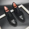 Män svart spetsiga mockor Studdade nitskor Casual Oxford Shoes for Men Formal Wedding Dress Homecoming Sapato Social Masculino DA028