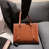 Bolsos de noche Bolsos simples de cuero PU para mujer Otoño Invierno 2023 Hombro Inglaterra Estilo Totes Bolso de mano de compras Moda para mujer