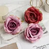 Flores decorativas 100pcs Rosas de seda Supplies de férias de casamento Decoração de natal Diy Headwear Handicraft Scrapbook Broche Home Artificial