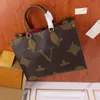 Topp Qaulity Luxury Designer Bag Womens stora kapacitet handväskor axelväskor som bär crossbody väska plånbok bokstav blomma en hand plånbok shopping väskor