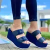 Сандалии летние женские туфли на танкетке кожаные с двойной пряжкой ремешок модная модная женская обувь современный дизайн 2023 увеличивающая рост