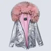 Damen-Winterjacke aus Kunstpelz mit rosa Waschbärkragen für Damen in Nizza ist ein schmal geschnittener, warmer Mantel