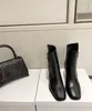 Botas de grife Sapatos femininos Luxuros de couro preto Boots Praça dos dedos eu35-40 com vestidos de festa de casamento de caixa