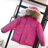 2023 Kids Designer Down Coat Jacket Winter Jacket Boy Girl Baby Outerwear Jackets com crachá grossa que quente casacos infantis parkas moda clássica parkas