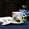 Xícaras pires de chá de porcelana azul e branca xícaras de escritório com filtro de tampa Cerâmica criativa Pintada à mão Drinkware doméstico Presentes