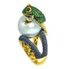 Klusterringar 2021 Fashion Toad Spela med en Pearl Designe Gold Hollow Out Trendy Ring for Men Women Stone Party Anniversary Jewel DHDW1