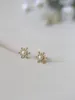 Studörhängen S925 Sterling Silver Plated 14k Gold Stamen Design Shell Beads Elegant Flower Mini Kvinna